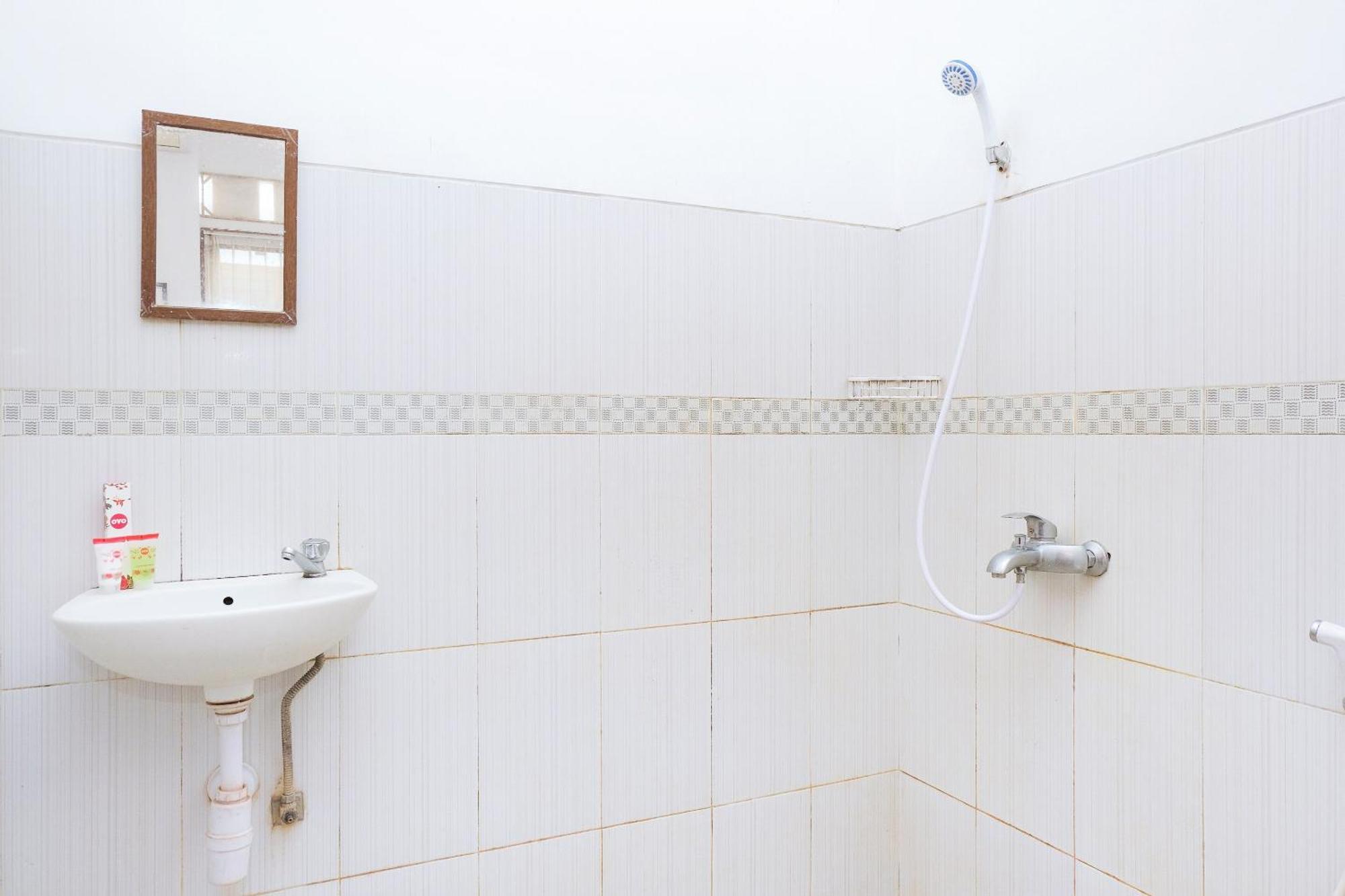מאלאנג Super Oyo 353 Loesje Guest House Syariah מראה חיצוני תמונה